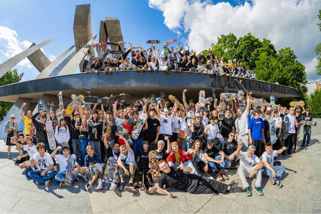 Społeczność skateboardowa podczas Dnia Deskorolki